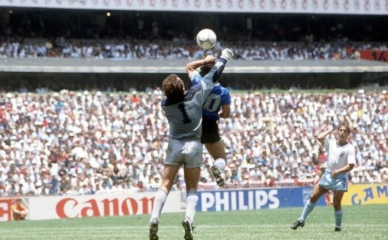 <p>Maradona'nın ölüm haberini bu manşetlerle yayınlayan gazeteler özellikle sosyal medyada büyük tepki çekti.</p>