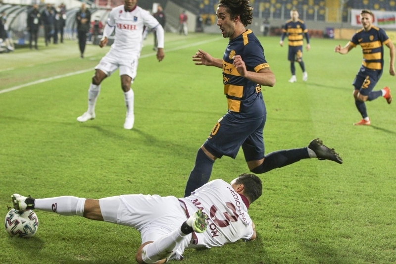 <p><b>İLK İSABETLİ ŞUT ALPER'DEN </b></p><p>Öte yandan kısır keçen maçta ilk isabetli şut 44. dakikada Ankaragücü oyuncusu Alper Potuk'tan geldi.</p>
