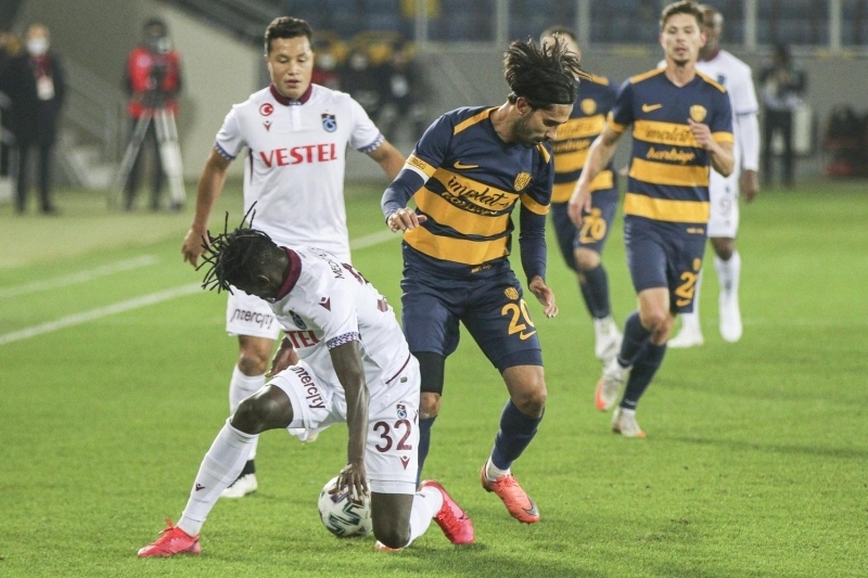 <p><b>HARİKA GOL </b></p><p>Karşılaşmanın ilk yarısında Trabzonspor, Lewis Baker'in müthiş frikik golüyle 1-0 öne geçti</p>