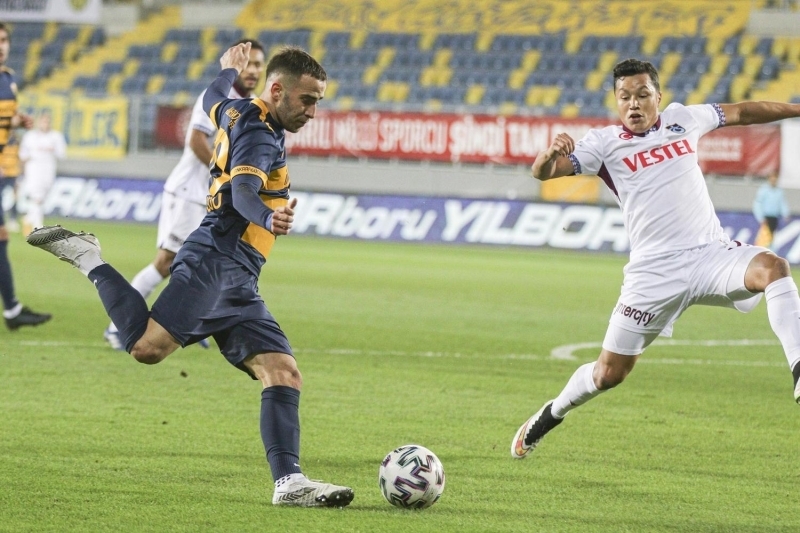 <p><b>FIRTINA ZİRVEDE... </b></p><p>Lewis Baker'in golüyle bordo mavililer, bu sezon Süper Lig'de ceza sahası dışından en fazla gol atan takım oldu.</p>