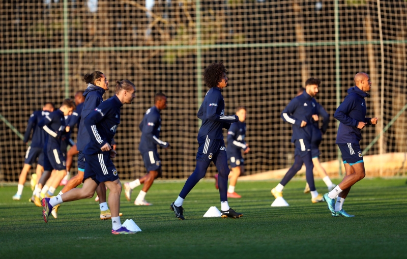 <p><b>FENERBAH�E'DE 6 EKS�K</b><br></p><p><br></p><p>Fenerbah�e, Be�ikta� derbisine 6 oyuncusundan yoksun ��kacak.</p>