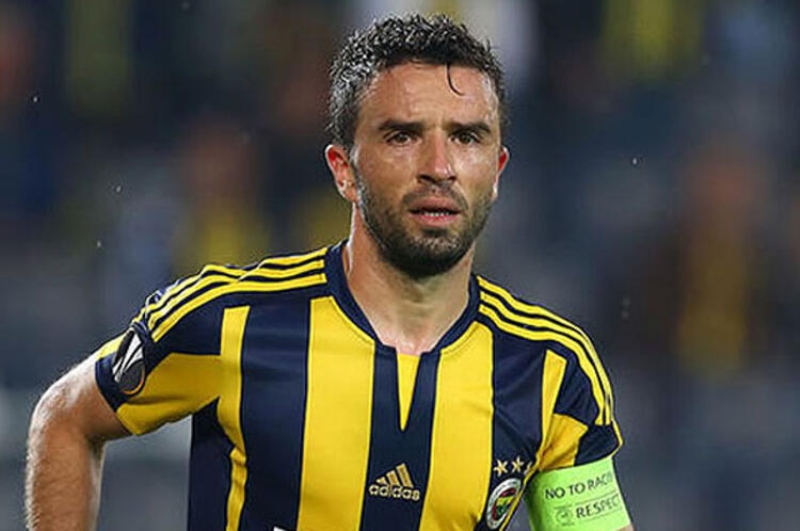 <p>Sakatl��� sebebiyle milli arada tak�m�ndan ayr� kalan ve Gen�lerbirli�i m�cadelesini ka��ran G�khan, teknik direkt�r Erol Bulut'un �ans vermesi halinde derbide eski tak�m�na kar�� forma giyebilecek.</p>