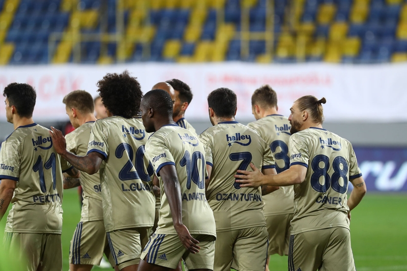 <p>�te yandan Fenerbah�e'de Luiz Gustavo sar� kart ceza s�n�r�nda bulunuyor.&nbsp;&nbsp;Brezilyal� futbolcu, derbide kart g�rmesi durumunda Yukatel Denizlispor deplasman�nda tak�m�n� yaln�z b�rakacak.</p>