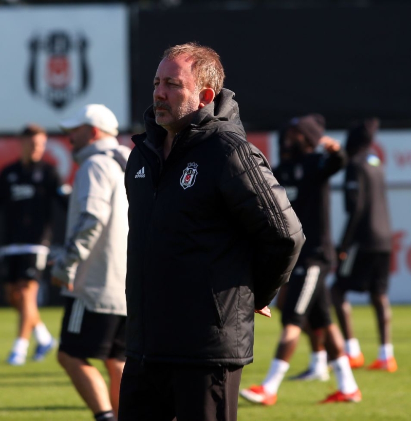 <p>Son anda karar değiştirmezse, bir futbolcu haricinde Başakşehir maçının kadrosunu sahaya sürecek olan Sergen Yalçın'ın, Welinton, N'Sakala, Roiser ve Oğuzhan'ın takıma katılmasıyla alternatifi olan bir yedek kulübesi olacak.</p>