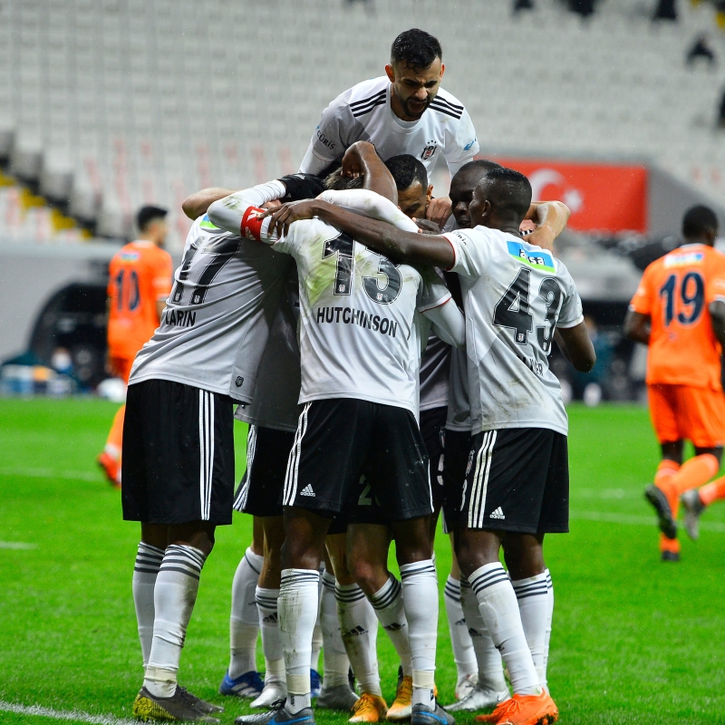 <p>Milli arada sakatlıklar ve Covid-19 vakalarıyla uğraşan, bu nedenle de tam takım idman yapmadan 7 eksikle Medipol Başakşehir maçına çıkan Beşiktaş, buna rağmen karşılaşmayı 3-2 kazanarak büyük moral depolamıştı.</p>