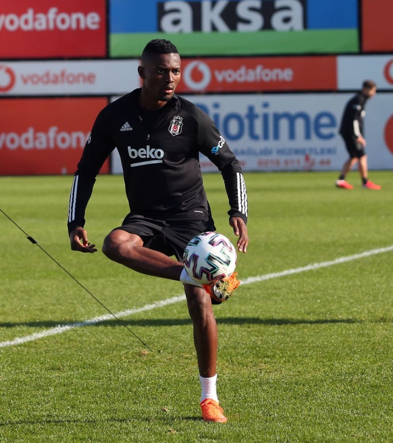 <p>Orta sahada defansa dönük oyuncu olarak Josef De Souza'yı oynatacak olan Sergen Yalçın'ın hücum dörtlüsü Ghezzal-Atiba-Mensah ve Larin'den oluşacak. </p>