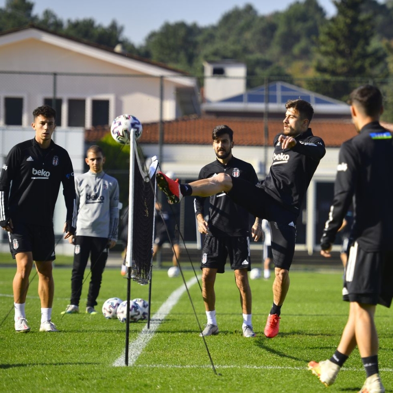 <p>Siyah beyazlılarda Ersin Destanoğlu'nun kırmızı kart ve Dorukhan Toköz'ün sarı kart cezası bulunuyor.</p>