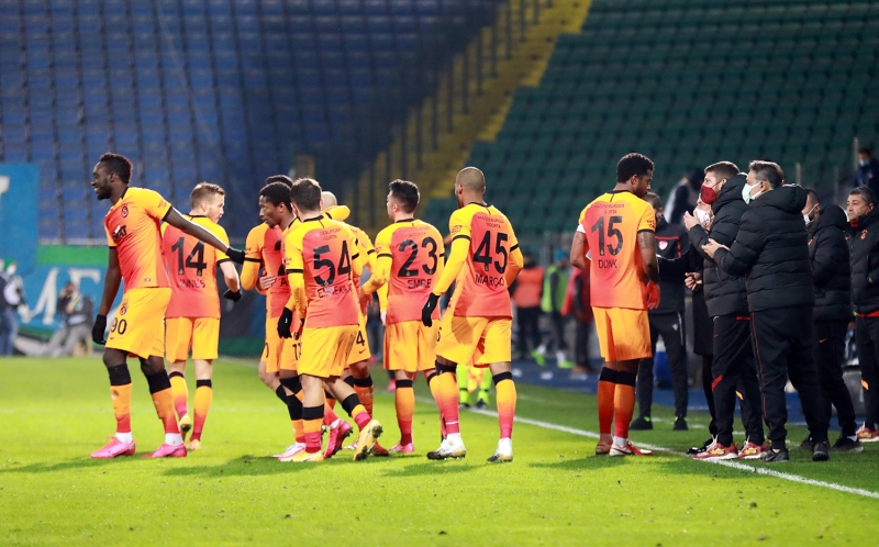 <p><b>'BYLE OYNARSAN 4-5'E GDERSN'</b></p><p>Geen hafta Fatih Terim kaybetti, bu hafta Fatih Terim kazand. Geen hafta niye ift santrfora dndn hoca, 10-0 m yenmek istiyorsun? Asl byle oynarsan 4-5'e gidersin. Sisteminden vazgemezsen. Rakip ayn, oyunun tamamnda Diagne ile tek santrfor oynuyorsun.</p>