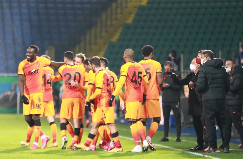 <p>Daha 1 hafta nce evinde, Rize'den farkl olmayan, iyi oynamayan yani Kayserispor'a kar 1-0 ve bugnk gibi balayarak 4-5 pozisyona girerek, direklerden dnerek bir ma oynad. Geen hafta unu dedim, ayn kadroyla ktlar ki sol bekte sadece Emre Tademir var. Ne deiti?</p>