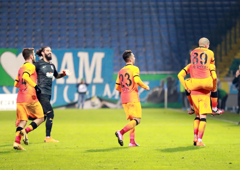 <p><b>'GALATASARAY'IN TARHNDE YOK'</b></p><p>Galatasaray evinde 5 mata 8 puan ald, deplasmanda 12 puan ald. Galatasaray'n gemiinde byle bir ey yoktur, ampiyon olduu yllar da dahil olmak zere. Demek ki olaanst bir problem yok, hocann kararlar nemli.</p>