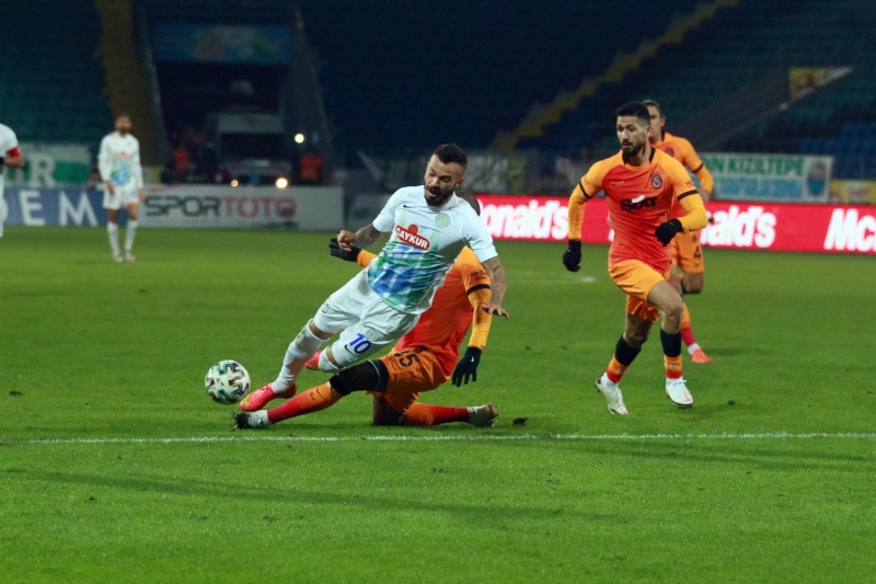 <p><b>'HAKEM DNLENDRLMEL'</b></p><p>Rizespor'a verilen ikinci sar kart yanl, dorudan krmz kart. Hakem olarak kafan darmadan zaten, sen de grmedin. Yardmc hakem syledi, vurdu dedi. Topsuz alanda iddete bakmam, gelir atarm. VAR'daki arkada olsam da at oyundan derim. nk iyi ynetmediini biliyor. Krmzdan 25 saniye nce ayana bast, bu sinirle gitti. Emre Kln'a gsterseydi kart, bunu yapmayacakt. A, hrsl, konsantrasyonu yksek bir hakem deil. Marcao'ya 90'da kart gsteremiyor, gstermiyor. Bu hakem yzde 1 milyon dinlendirilmeli. Hakem gidip Rize adna gol atsa da Galatasaray yenerdi, o baka ama oyundaki aklnn kark olduunu birka hakemde net gryorum.</p>