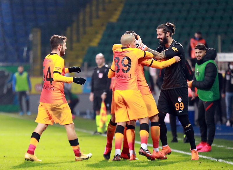 <p><b>'2. SIRADA OLMASI NEML'</b></p><p>Galatasaray'n bu kadar eksiine ramen 2. srada olmas nemli bir eydir. Devre arasna kadar yarn iine atacaktr kendini. Rizespor'un performans son derece ktyd, Galatasaray'n performans iyi olunca da bu fark ortaya kyor.</p>