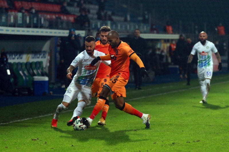 <p><b>GALATASARAY'A VERLEN PENALTI</b></p><p>Galatasaray'n ilk yar stn oynayan taraf olduunu belirten Dilmen penalt pozisyonunu da deerlendirdi ve 'Evet, kurala gre penalt. Ben de hakem olsam, izlerim sonra da penalt veririm ama byle kural olmaz. Pandemi bitsin, bu kurallar yznden seyirciler tribnlere yine gelmez' dedi.<br></p>