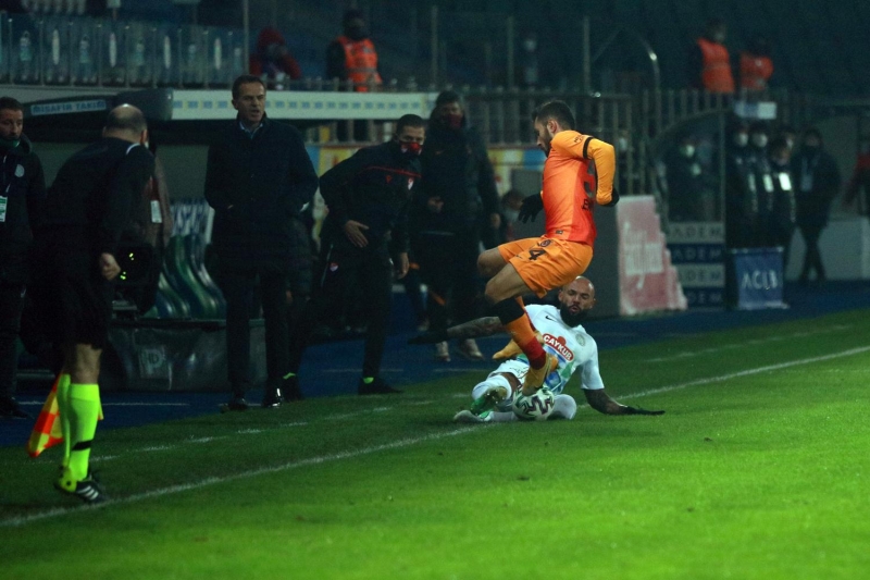 <p><b>'HAKEMDE KAFA YOK'</b></p><p>Dakika 1'de hakeme baktm, kafa falan yok, gitmi. Krgn, mutsuz bir hakem grdm, sebebini bilemem. Galatasaray, anasnn ak st gibi hak etti, mkemmel oynad. Bakan falan hakeme hi sallamasn ama iki pozisyon syleyeceim.</p>