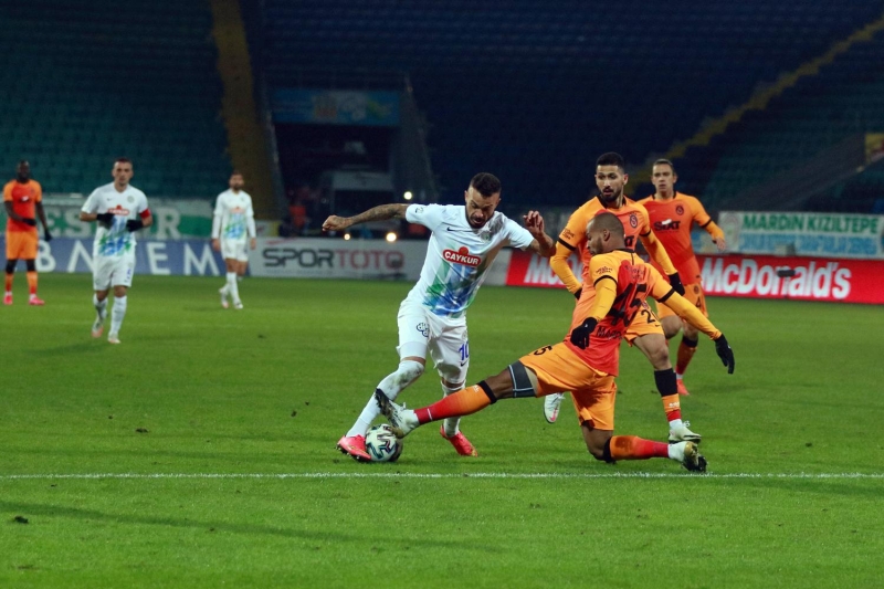 <p><b>'TERM STEMYORDU, HAT-TRICK YAPTI'</b></p><p>Fatih Terim'in istemedii futbolcu bugn hat-trick yapt, o almt geri ama. Falcao geen hafta oynasa yine byle bir fark olabilirdi. Babel de bir silahtr. ki mata Galatasaray'n kalesinde ben oynasam, yine bir ey olmazd. Geen hafta ben de o gol yerdim, bugn de ben gol yemezdim. Galatasaray'n pozisyon vermediini ve 2 mata 22 pozisyona girdiini gryoruz. Hakem eletirisini, Trk futbolu adna sylyorum.</p>