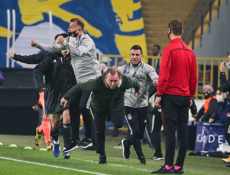 <p>Bana göre 180'lik kadrosu olan Fenerbahçe 100'le gidiyor. Fenerbahçe'de yetenekli olup da çalışkan olmayan futbolcular var. Gökhan'ın hazır olmayıp, oynaması büyük handikap oldu. Sahanın en kötüsüydü. Gökhan sıfır, kademelerde sıfır, güç yok.</p>