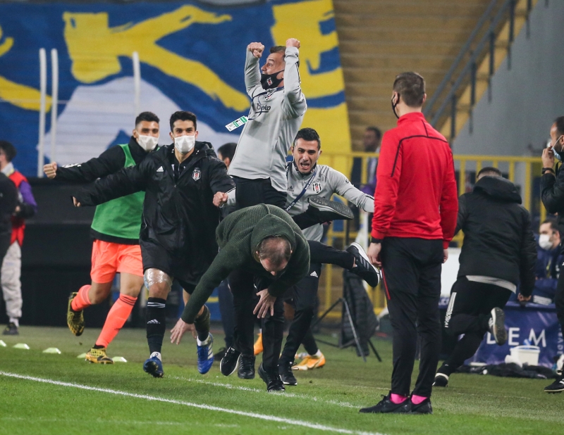 <p>Maçta mesaj attım arkadaşlara. Bu Cisse'ye bir şey mi oldu? Sakatlandı mı, ateşlendi mi, cezalı mı? 2-1 mağlupsün, işi gol atmak bu arkadaşın ve Fenerbahçe'de piyangodan çıkmış bir oyuncu giriyor oyuna Ademi.<br></p>