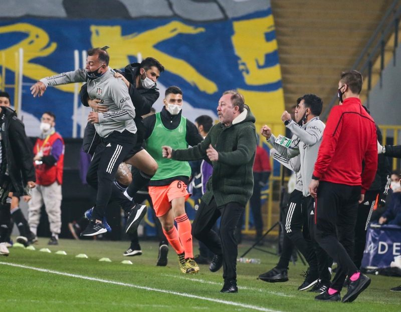<p>Beşiktaş tarihi bir maç oynadı. Fenerbahçe bir mahalle takımı gibiydi. Dağınık, sıfır organizasyon. Necip gol attı ya, sakatlandı ama oynamak istedi. Bu yüzden gelen hocalar, Necip için burada dursun diyor. Karakterli oyuncu. Rıdvan muazzam oynadı, 4 tane açık değiştirtti karşısında. Ben sizden çalım yemem dedi. Rosier'i ilk maçta beğenmiştim, iyi oyuncu. 93'te ilerideydi. O kadar koştular ki kim sırıtmadı? Atiba. Ne oyun oynadı be demedik.</p>