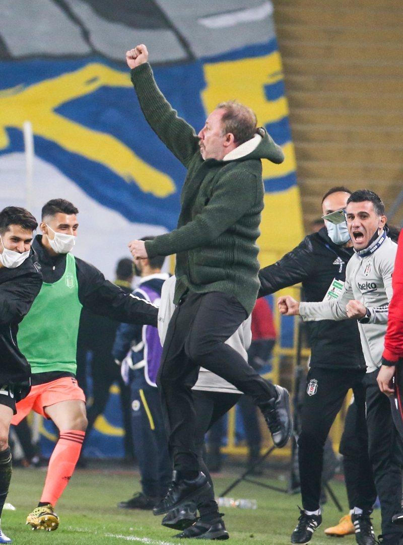 <p>Gustavo geldiği günden beri en vasat oyununu oynadı ama mücadelesinde problem yok. Lemos'un işini yaptı bir ara. Sosa, özel hayatıyla dengeli gidiyor kariyeri. Ozan'ı çıkartırsan bugün Erol Hoca, inanılmaz hatalarla başladı, hatalarla bitirdi.</p>