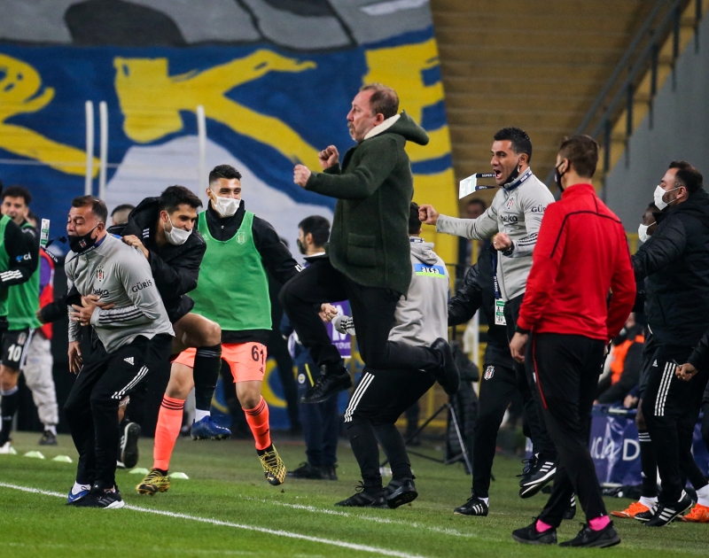 <p><b>AYLARDIR BEKLEYENİ OYNATMIYORSUN!</b><br></p><p>Serdar, Tisserand, Lemos seç deseler Serdar'ı seçerim. Ne olduysa Serdar Aziz'e bizim evlattır, otur dediler. Aylardır bu maçı bekleyen Caner'i oynatmıyorsun. Caner oyuna girdi, ruh gibiydi. Kafadan defansını 5 benzemezle oynattın.</p>