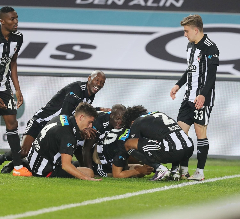 <p>Beşiktaş Takımı Teknik Direktörü Sergen Yalçın, tebrik ediyorum sevgili kardeşim. İyi bir Fenerbahçeli olarak söylüyorum. İkinci yarıda müthiş savaşçı bir Souza gördük. Bugün hepsi Atiba'nın seviyesine çıktı oyuncuların.</p>