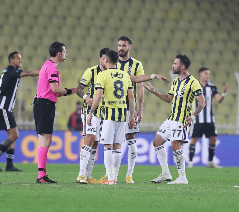 <p><b> SAVUNMA BAŞLANGICI VE DEĞİŞİKLİKLER SKANDALDI</b><br></p><p>Novak yanlış, Lemos yanlış, Caner ve Serdar oynamalıydı. 27 yaşındaki Gökhan Gönül, 3 hafta oynamaz derlerdi haftaya oynardı. Bakıyorduk, iyi oynuyordu. Yaş artınca 35'ten sonra sakatlıktan geldi formayı kaptı diye bir şey yok. 27'lik Gökhan değil artık sendeki. Lemos'u oynatırsın, Serdar'ı koyarsın stopere. Savunmada 2 tane büyük hata yaptın Erol Hoca. Sergen Yalçın, Cisse'yi çıkaramazdı oyundan. Cisse'yi çıkardın, 10 kişi kaldın, ne yapacaksın? Acaba bir şey mi var diye defalarca sordum. Bu adamın işi gücü gol atmak. Zaten Samatta yok. Gol de atmış bir oyuncu, seni oyuna sokmuş. Fenerbahçe'de 5 topu direkten dönmüş.<b> Savunma başlangıcı ve değişiklikler skandaldı.</b></p>