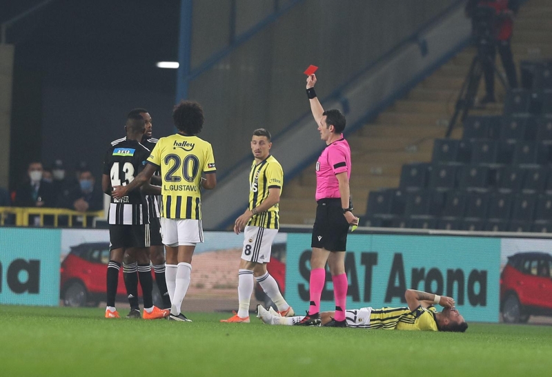 <p>Fenerbahçe 2-1 yaptı, devrede bir çılgınlık oldu. Cisse, Fenerbahçe'nin gol silahı çıktı. Sonra nereden çıktığı bilinmeyen bir oyuncu girdi. Novak hala sahada. Mert Hakan'ı alarak Ozan'ı önden geriye attın. Larin'in ikinci sarısı doğru, atıldı. <b>Bu kurallardan dolayı futboldan soğuttular bizi. </b>Son dakika Souza'nın pozisyonu adam öldürmeye tam teşebbüsten kırmızı kart ya.</p>