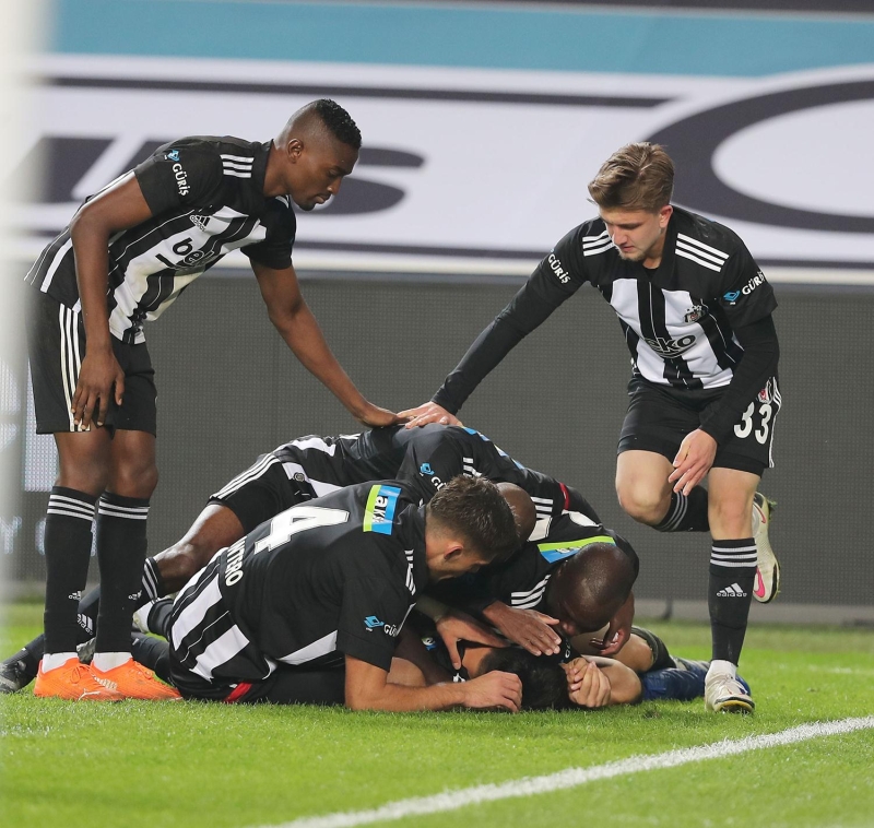 <p>Ben Beşiktaş'ın 3. golünde de faul falan vermem. Çağırsalardı VAR'a emin ol faul vereceklerdi. Hiç kimsenin Welinton'un penaltısında haberi yokken, çağırdılar ve penaltı verdi.</p>