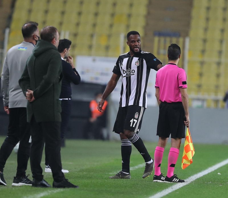 <p>Gelelim penaltıya. 10 gün verirsem penaltıyı, istediğinizi söyleyin bana. Ben hayatta vermem kardeşim. Welinton'un darbesi, vuruşun ayarını değiştirmedi. Öyle 50 tane penaltı veririm. Maç 4-4 bitse ne yapacaksın? Bu oyuncu savunma oyuncusu, ikisi birden gelse, Fenerli vuramasa o zaman penaltı.</p>