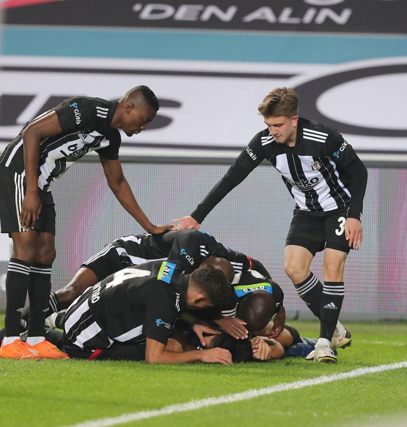 <p>Ben bu hakemi beğeniyordum, iyi maçlar yönetiyordu. Dost acı söyler, bu riskleri hemen çarpıcı ve keskin maçlarda kullanmamanız lazım. Hadi şimdi Galatasaray - Fenerbahçe, Beşiktaş - Galatasaray maçlarına verin?</p>