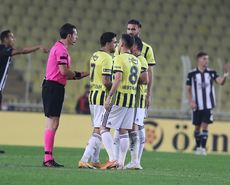 <p>Alanya maçının tamamına yakınını izledim. Son bölüm dışında organizasyonu mükemmel, Siopis var mesela; bir tek İstiklal Marşı'nda duruyor. Hocanın arzusu, devamlılıkları, şampiyon olurlar olmazlar ama çok iyi takım. Galatasaray'ın ölüsü yarışa dahil oldu. Fenerbahçe'de çok eksik olmamasına rağmen papatya falı gibi. Ya çok iyi, ya çok kötü. </p>