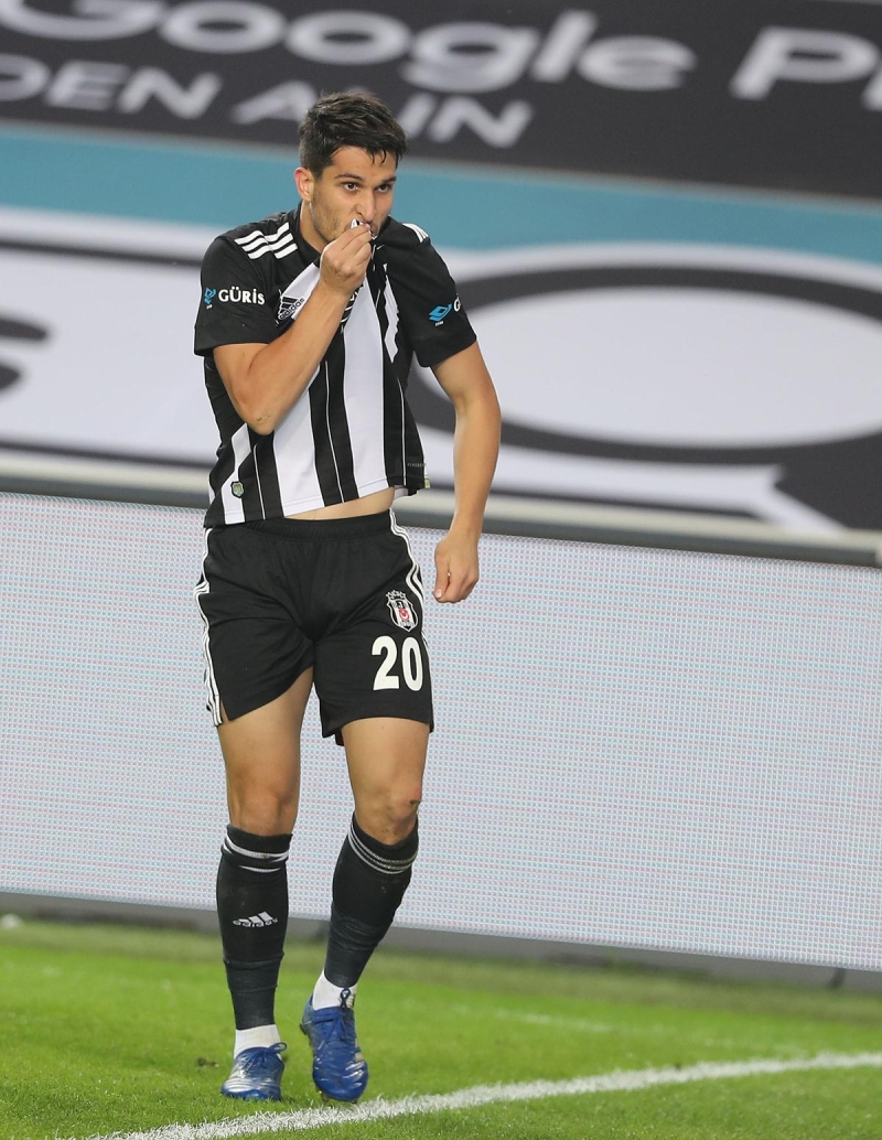 <p>Meğerse iki kulüp hakem değiştirilsin istemişler. Ahmet Bey bir açıklama yapmış, bu hakem Ali Koç'un bankasında çalışıyormuş, babası da eskiden Fenerbahçe'de oynamış. Koskoca Beşiktaş Kulübü nelerle uğraşıyor? </p>