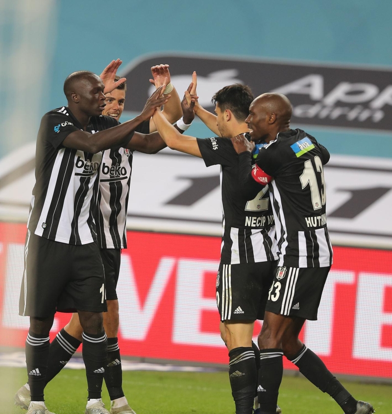 <p>Fenerbahçe'nin kadrosu geniş ama 10'da 6-7'lik bir kadrosu var. Sosa'yı bazı magazin sayfalarında falan gördüm, bir fizik problemi yaşıyor. Emre Belözoğlu'nun, Ali Bey'in ve Bulut'un toparlamaları lazım. İçeride kaybedilen puanlara bakar mısınız? Hatay, Konya, Beşiktaş. Sezon başından beri tek istikrarlı isim Ozan. Başkan, hocaya karışacak. Rapor isteyecek. Cisse'de ne oldu da çıktı diyecek. Her zaman değil tabii ki.</p>