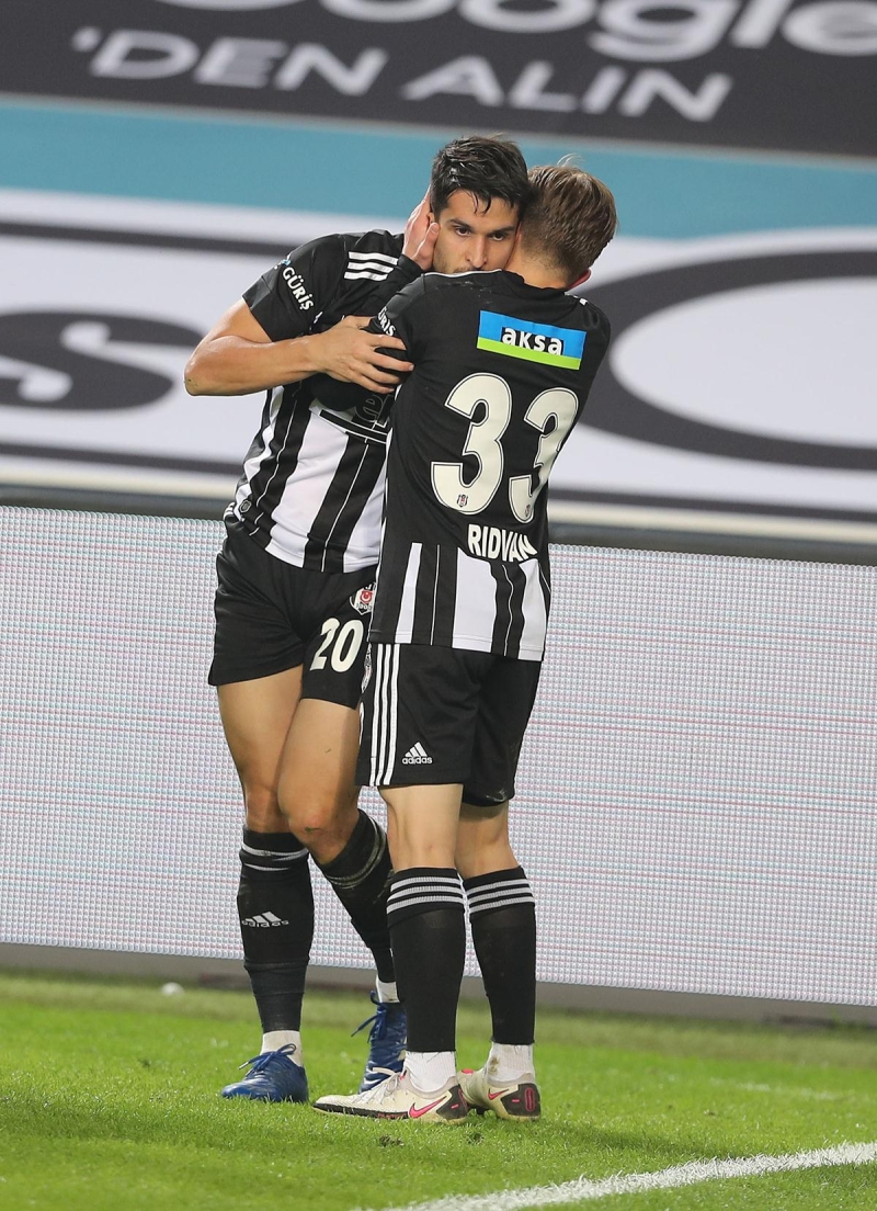 <p>Hemen hemen Ozan Tufan ve biraz da Pelkas dışında teslimiyetçi, vurdumduymaz sanki gazozuna oynayan bir takım.<br></p>