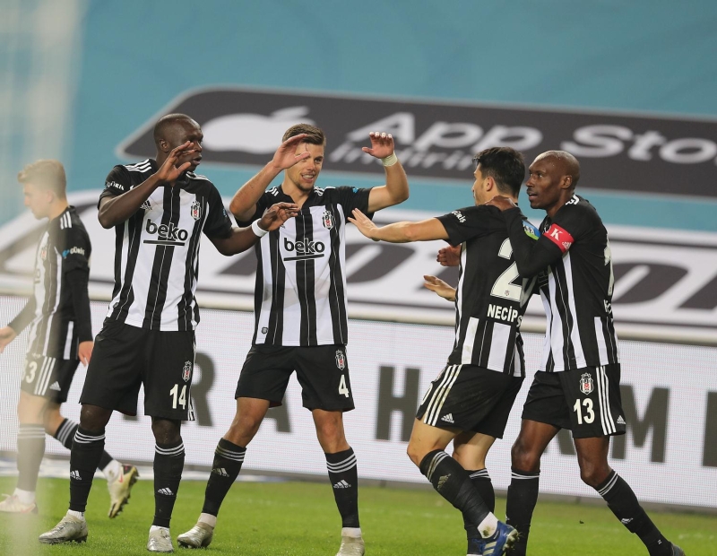 <p>Fenerbahçe de bundan rahatsız olmuş, Ali Koç da federasyonu aramış, hakem etkilenir demiş. Bunlar Beşiktaş Takımı içinde de konuşulmuştur. İlk kez böyle agresif gördük Sergen Hoca'yı. Sergen Yalçın ve Murat Şahin, Fenerbahçe'de oynadılar mı? Oynadılar. Sergen iyi bir Beşiktaşlı'dır. Yıllardır Beşiktaş'ın sponsoru kim? Koç. O yüzden bu tür şeylere takılmamak gerek.</p>