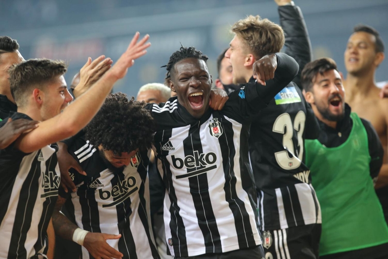 <p>Artık bazı kesimlerce lanetli olduğu bile söylenmeye başlanan bu tarihi galibiyetin, 15 yıl sonra, yine 10 kişiyle ve 4-3'lük aynı skorla tekerrür etmesi, o galibiyetin lanetli değil büyülü olduğunun bir ispatı gibiydi.</p>