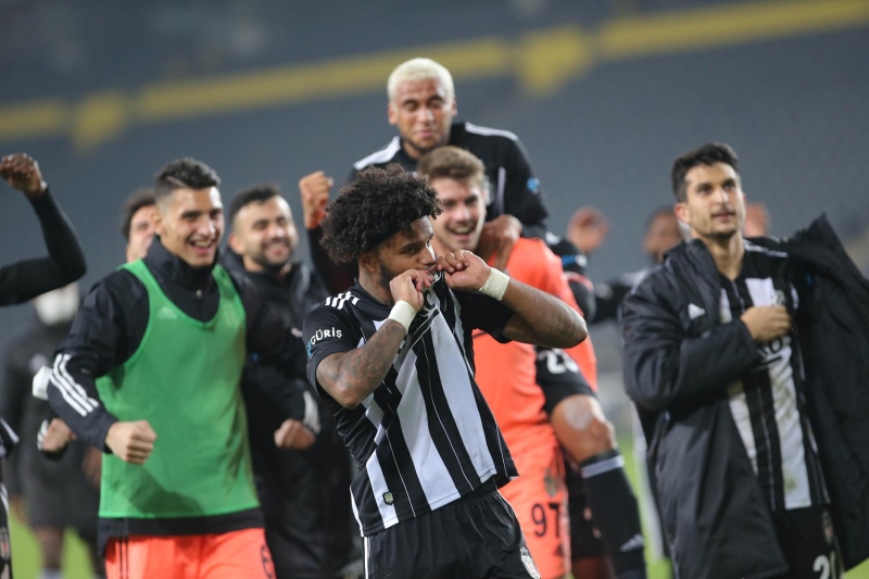 <p>Maçta yaptığı oyuncu değişikliklerinden de en üst seviyede performans alan Sergen Yalçın büyük maçlarda rakip teknik direktörlerden hep bir adım önde oldu.</p>