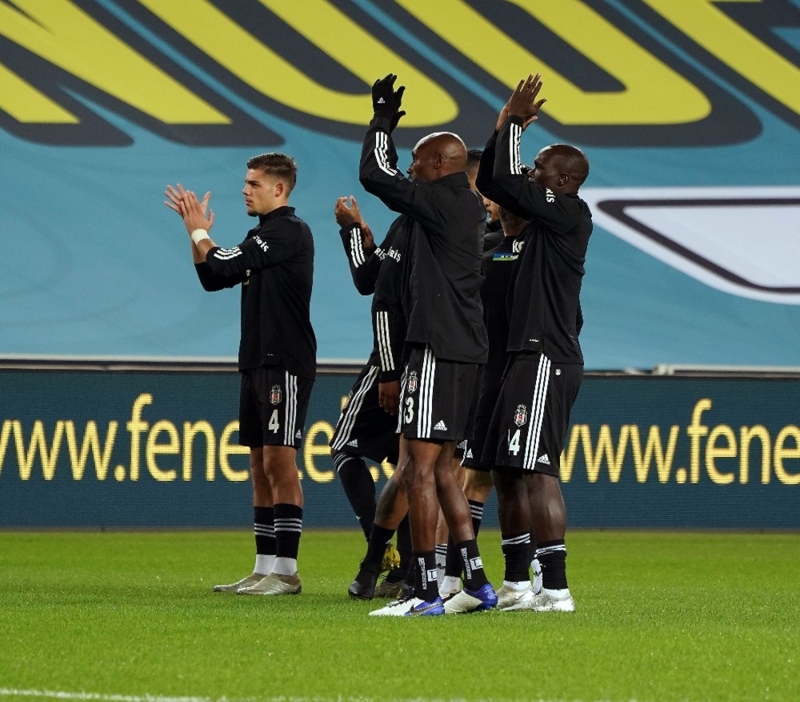 <p>Yardımcı antrenör Murat Şahin de; tıpkı Sergen Yalçın gibi 15 sene öncesinin heyecanıyla, bu kez yardımcı antrenör olarak bir an bile yerinde oturmadan maçın heyecanını sonuna kadar yaşadı.</p>