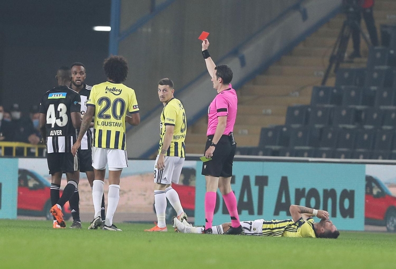 <p>15 yıl önce Cordoba'nın kırmızı kart görerek Pancu'nun kaleye geçtiği ve 4-3 kazanılan maçta yedek kulübesinde futbolcu olan Sergen Yalçın ve Murat Şahin, bu kez teknik direktör ve yardımcı antrenör olarak tarihi galibiyeti bir kez daha yaşadılar.</p>