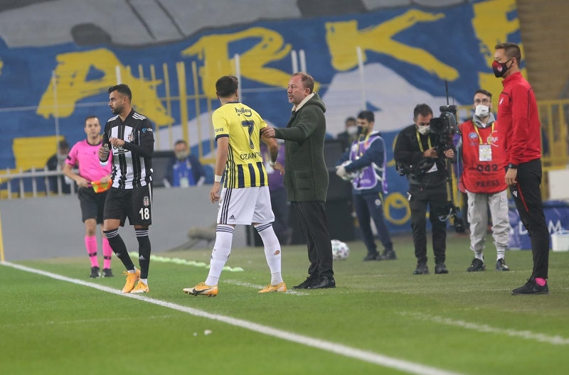 <p>Sergen Yalçın tıpkı 15 yıl önceki gibi karşılaşmayı yedek kulübesinden seyretti ancak bu kez teknik direktör olarak takımına taktikler verdi, kenarda tartışmalar yaşadı, hatta sarı kart bile gördü. </p>