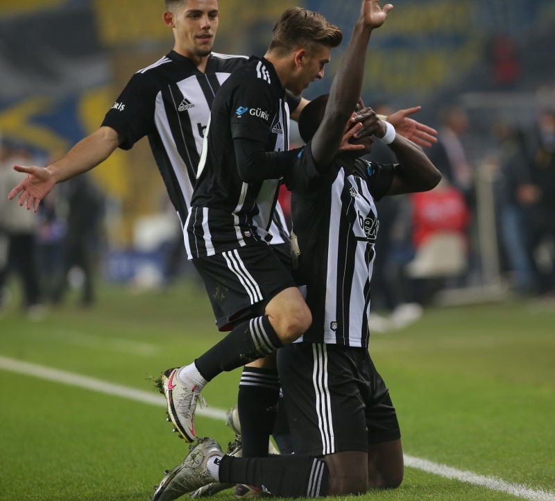 <p><b>TARİHİ GECEYİ İKİ KERE YAŞAYAN SADECE İKİ KİŞİ VAR</b></p><p><br></p><p>Beşiktaş için dün akşam alınan galibiyetin anlamı çok büyüktü.</p><p>15 yıl önce Rıza Çalımbay yönetiminde kalecisi olmadığı dakikalarda attığı golle Fenerbahçe'yi 4-3 yenen siyah beyazlılar, o tarihten bu yana Kadıköy'de kazanamıyordu.</p>