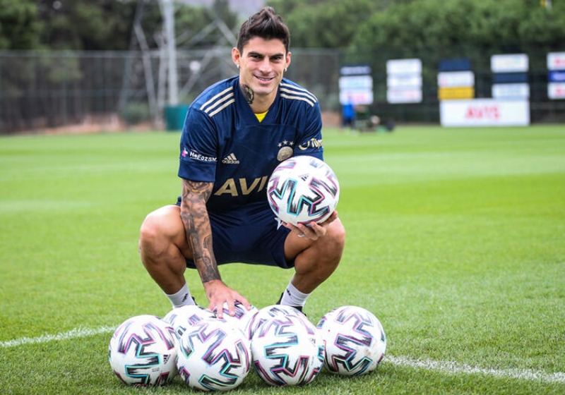 <p>Kul�pten yap�lan a��klamada, “Diego Perotti’nin �ekilen MR’� sonucu diz ekleminin arka d�� kaps�l�nde cilt, cilt alt� dokularda ve zarlarda y�rt�lma, diz eklem kaps�l�nde zedelenme ve kaslarda k�smi y�rt�k tespit edilmi�, oyuncumuzun tedavisine ba�lanm��t�r' denildi.</p>