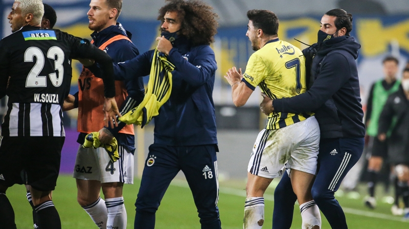 <p><b>'SAKİN OL OZAN'</b></p><p><br></p><p>Ozan ve Rosier arasındaki gerilimde sahaya giren Volkan Demirel, Ozan’ı belinden savurarak kenara aldı. </p>