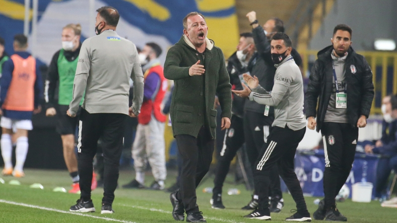 <p><b>SERGEN YALÇIN İLE HAKEMLER ARASINDA DİYALOGLAR SERTLEŞTİ</b></p><p><br></p><p>Sergen Yalçın kulübeden takımını ateşlemeye gayret etti. 4. hakem ve maçın hakemiyle diyalogları sertleşince, sarı kart gördü.</p>
