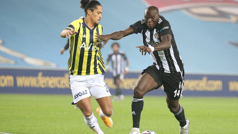 <p><b>'OYUNA KENDİNİ VER LEMOS'</b></p><p><br></p><p>Gustavo da kart gördüğü pozisyonda Lemos’a ‘Oyuna biraz kendini ver’ dedi.</p><p><br></p><p>Hürriyet</p>