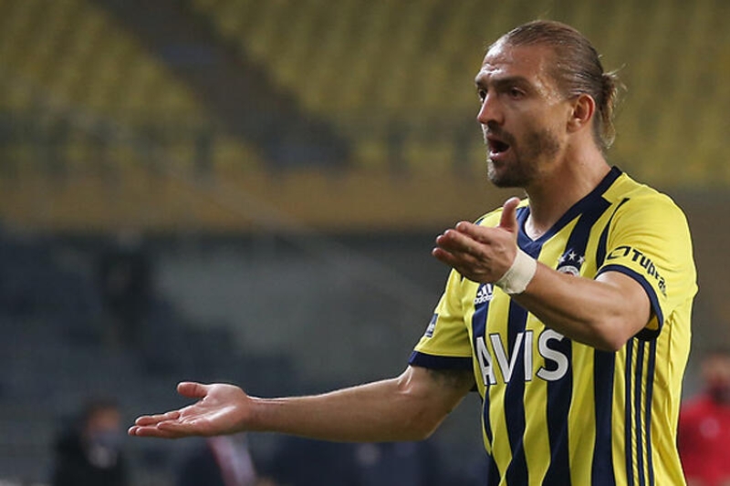 <p><b>'YİNE NE VAR'</b></p><p><br></p><p>Caner Erkin 2. yarıda korner atmaya giderken kulübeden gelen uyarılara arkasını dönmeden içinde ‘Yine ne var’ bulunan kelimelerle yanıt verdi.</p>