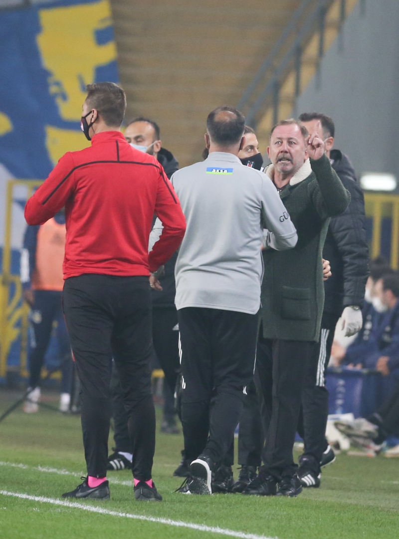 <p><b>Seyirci ile oynasaydınız, şu anda daha fazla puan toplar mıydınız? </b></p><p>-Bunu bilemem. Mümkün değil buna cevap vermem.</p>