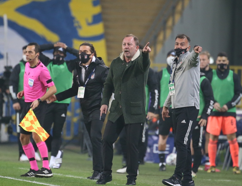 <p><b>Seyircisiz futbolda ne değişti? </b></p><p>- R.Madrid maçını izledin mi? Yenildiler evinde. Ya Liverpool? Son dakikada puan kaybettiler. Juventus da berabere kaldı. Seyircisizlik sadece bizde değil dünyada futbolu etkiledi. Oyuncunun motivasyonu seyirci. Seyirci önünde oynamak bambaşka bir duygu. Bunu kaybetti oyuncular.</p>