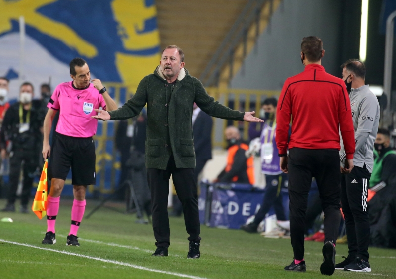 <p><b>Sergen Yalçın nasıl bir teknik adam. Soyunma odasına girdiğinizde otoriter mi, babacan mı? </b></p><p>- Bunların sadece biri değil. Hepsiyim aslında. Duruma göre, takıma göre, futbolculara göre hepsiyim. Futbol bu. Her zaman ve her an değişim yaşıyorsunuz. Ben de bu değişime göre şöyle bir teknik adamım diyemem.</p>