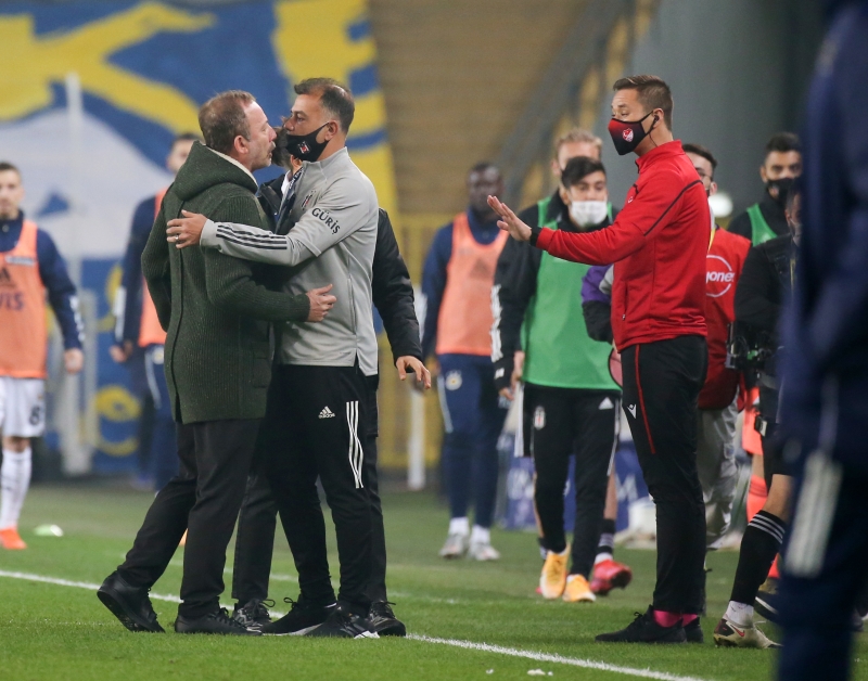 <p><b>Saha kenarında buz gibi duran mı soğuk hoca mı? </b><span ><b>Yoksa heyecanlı sıcak hoca mı?</b></span></p>